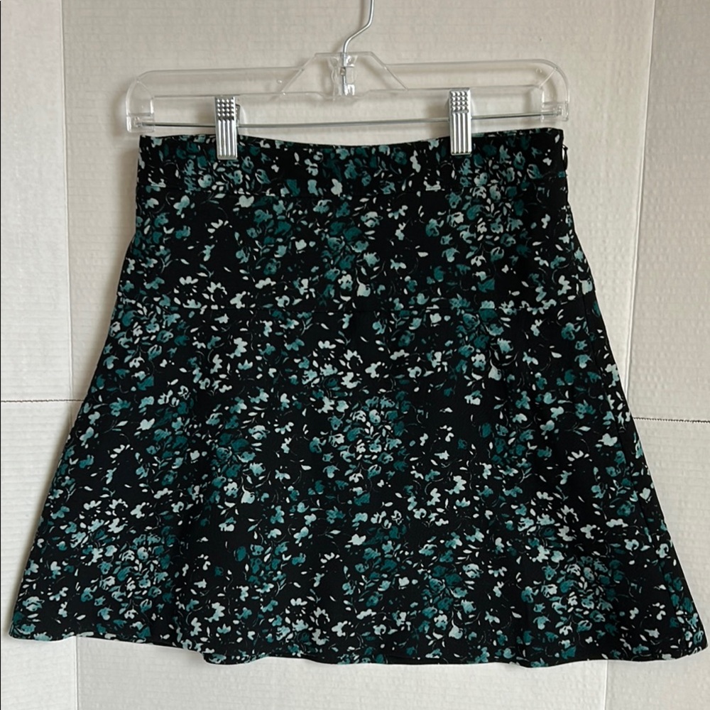 LOFT Women’s lined skirt, Size 0.  Pretty black and teal floral print.